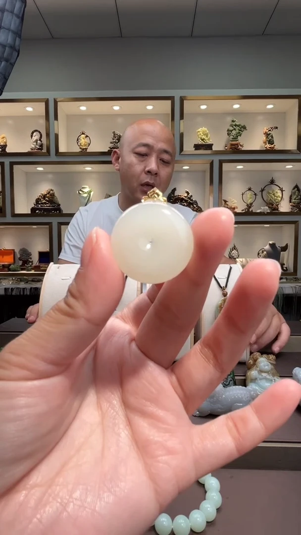 颈饰18K金镶嵌和田玉苏