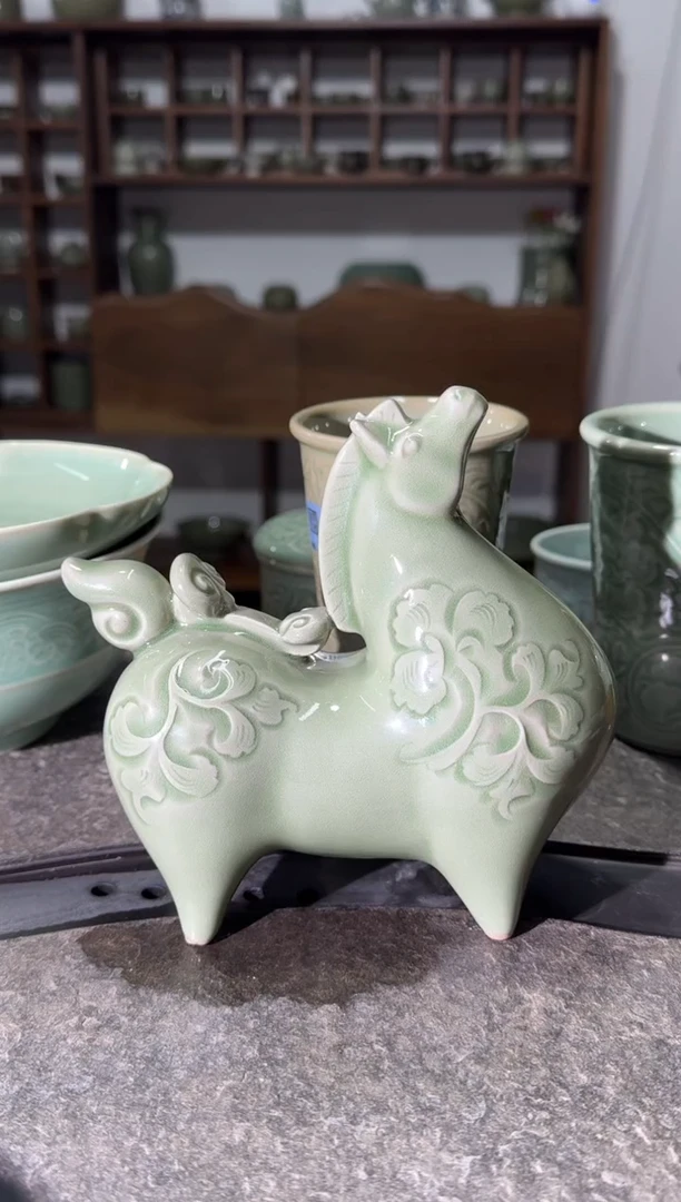 青釉马上如意一只