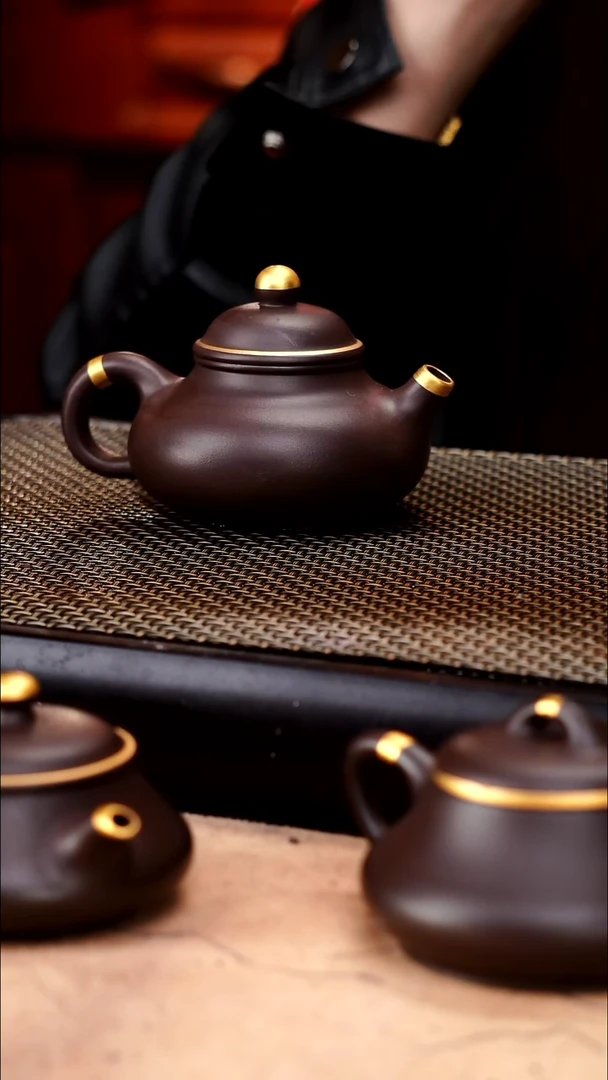 茶壶紫砂四号井茄皮紫泥描金大容天150cc