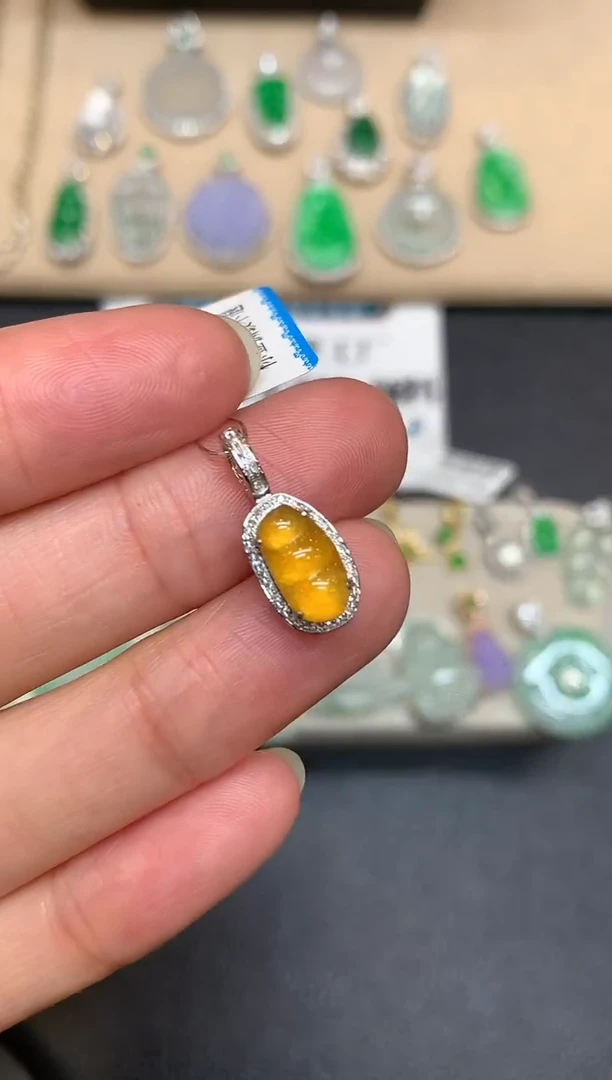 颈饰18K金镶嵌翡翠福豆【无服务费