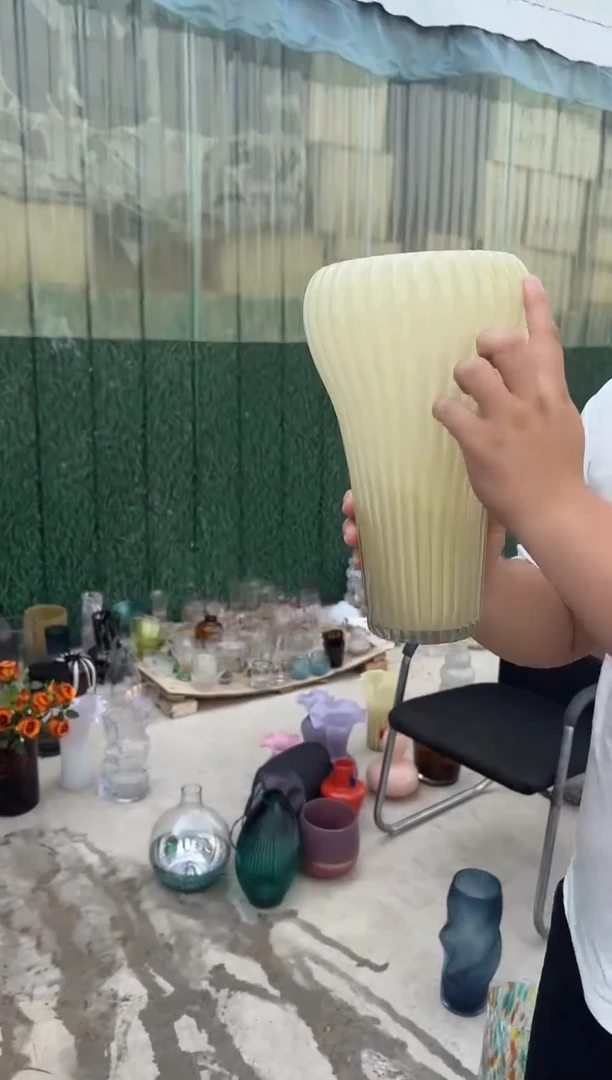 玻璃可插鲜花用于客厅装饰