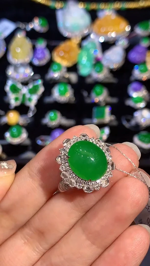 18K金镶嵌戒指翡翠多样性发其一