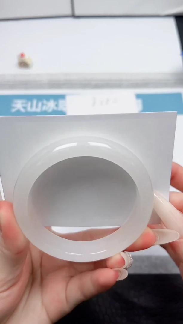 【闪购商品】石英质玉手镯未镶嵌100-55.6