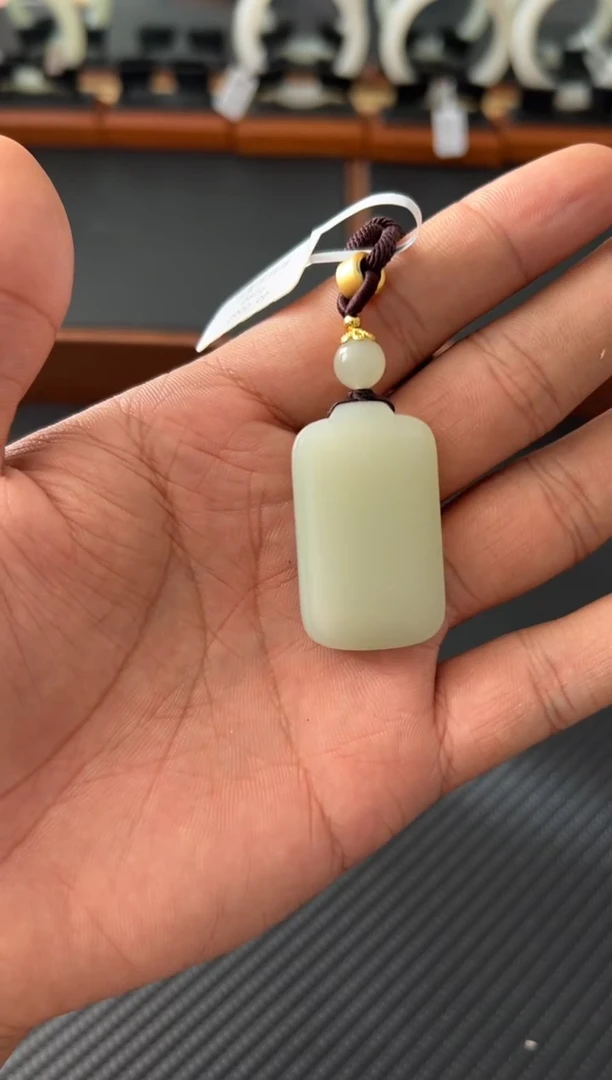 吊坠(赠链)未镶嵌和田玉且末微色差迪克兰一细吊坠