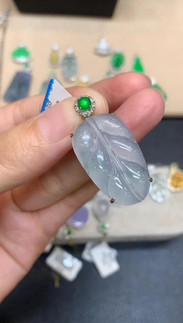 颈饰18K金镶嵌翡翠树叶【无服务费