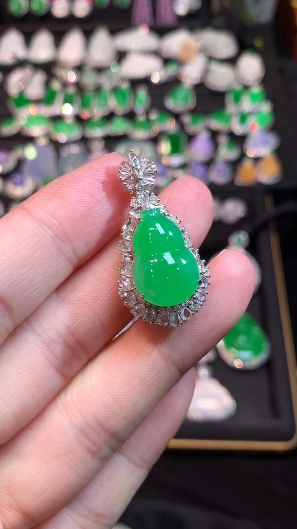 吊坠(赠链)18K金镶嵌翡翠高冰正阳满绿葫芦吊坠