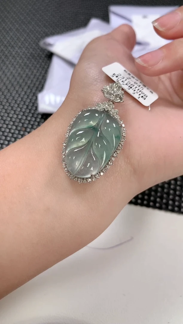 翡翠18K金镶嵌颈饰90