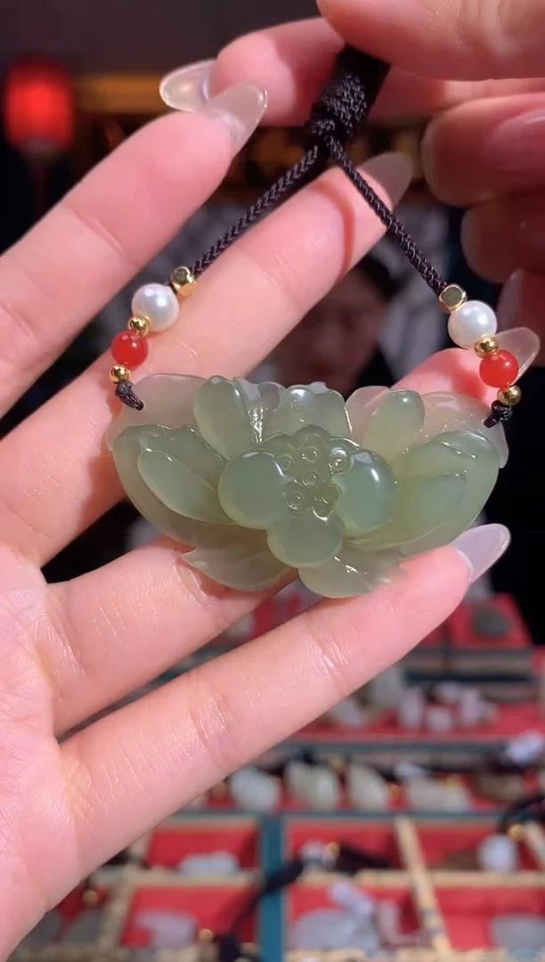 和田玉未镶嵌颈饰莲花