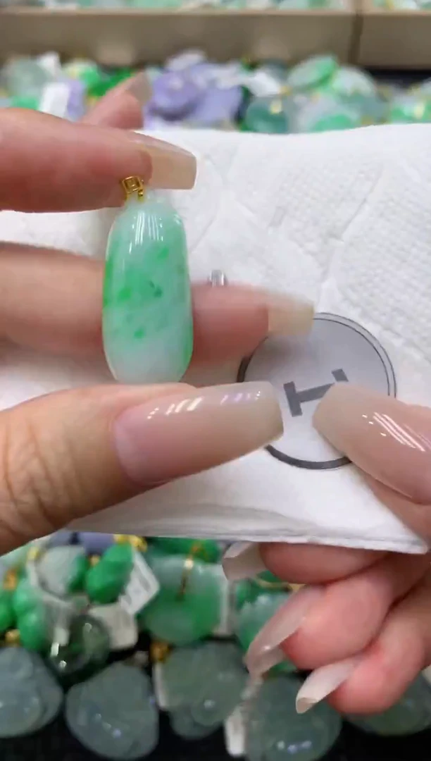 颈饰18K金镶嵌翡翠天然缅甸翡翠A货