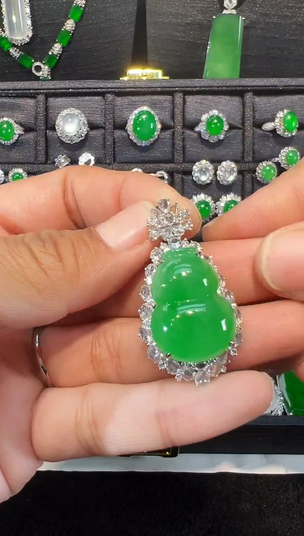 【闪购商品】翡翠吊坠(不含链)18K金镶嵌高冰满色阳绿葫芦吊坠