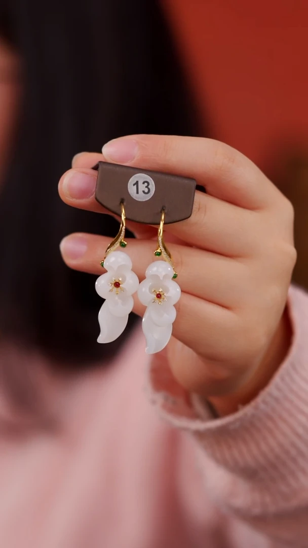 18K金镶嵌和田玉耳饰荷花