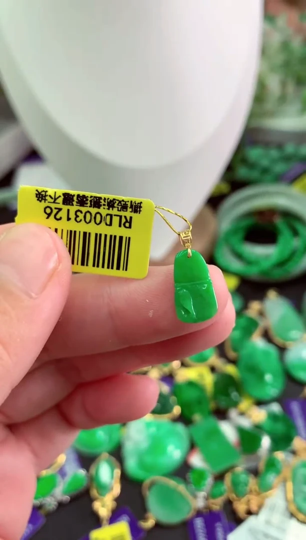 翡翠18K金镶嵌颈饰挂件