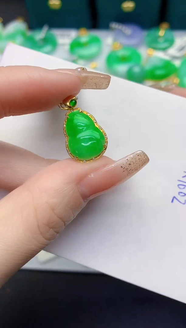 颈饰18K金镶嵌翡翠缅甸天然翡翠A货