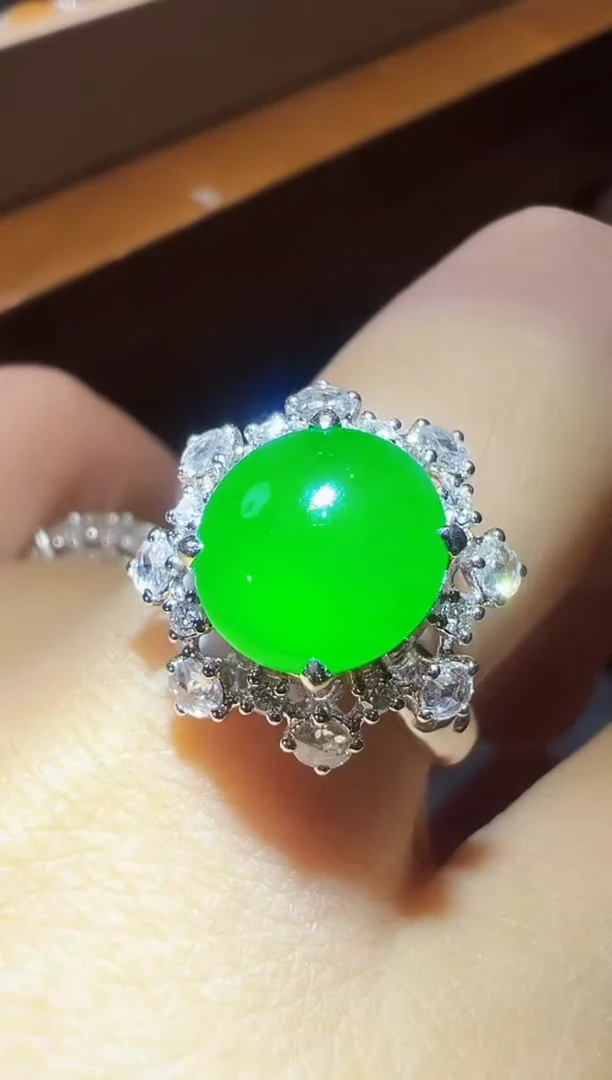 18K金镶嵌戒指翡翠蛋面