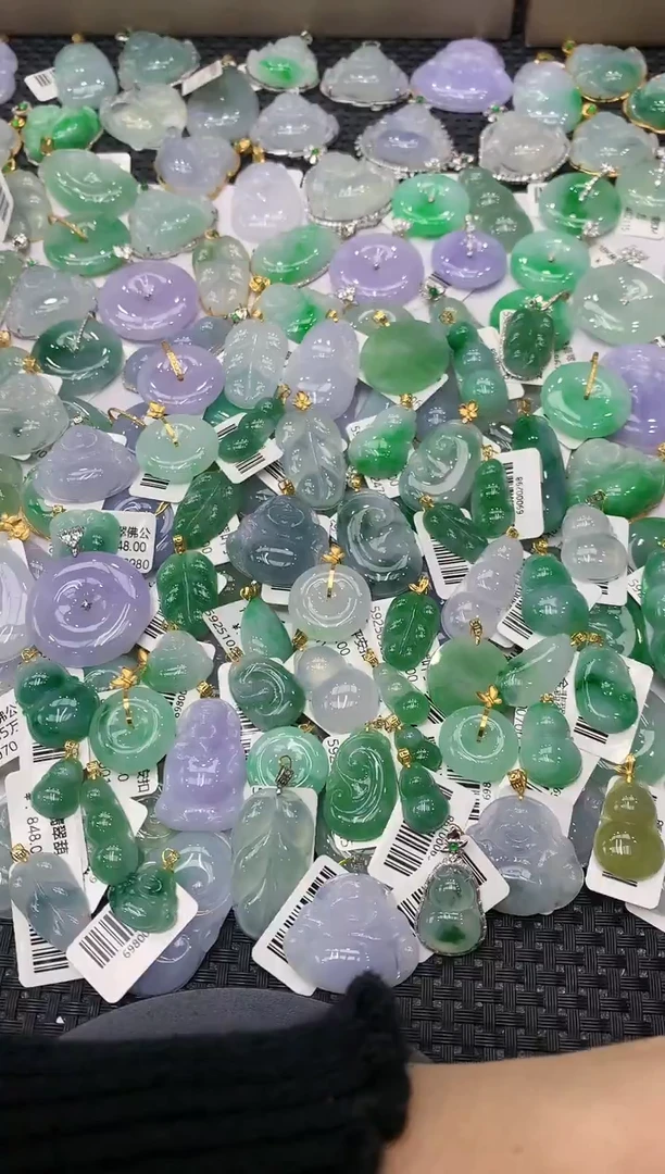 颈饰18K金镶嵌翡翠一物一证，9元证书费