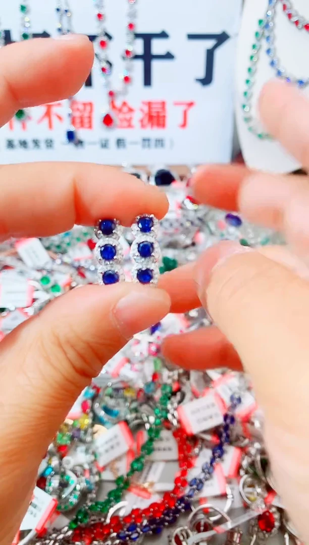 耳饰蓝宝石未镶嵌