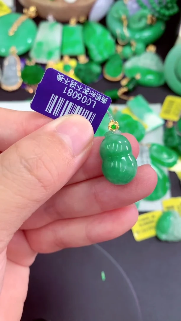 颈饰18K金镶嵌翡翠挂件