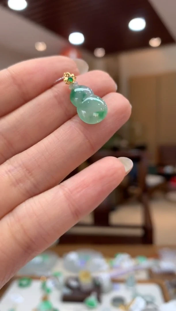 吊坠(不含链)18K金镶嵌翡翠葫芦