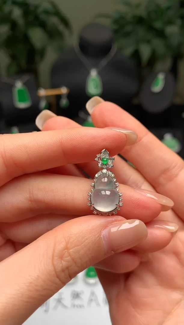 颈饰18K金镶嵌翡翠葫芦