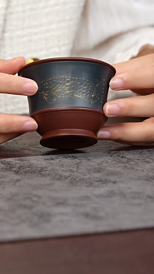 茶杯紫砂双色粉浆 刻绘金龙鱼