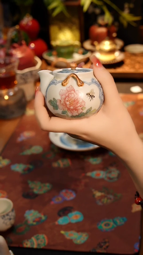 青花斗彩花卉宝瓶一个