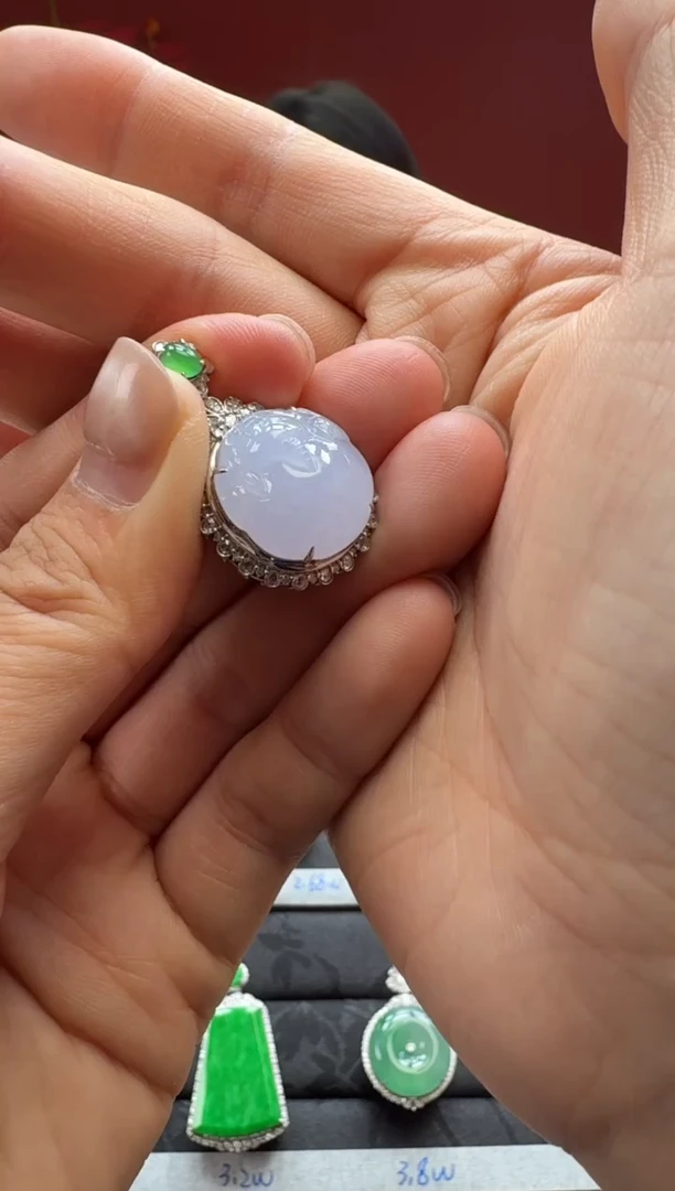 颈饰18K金镶嵌翡翠貔貅