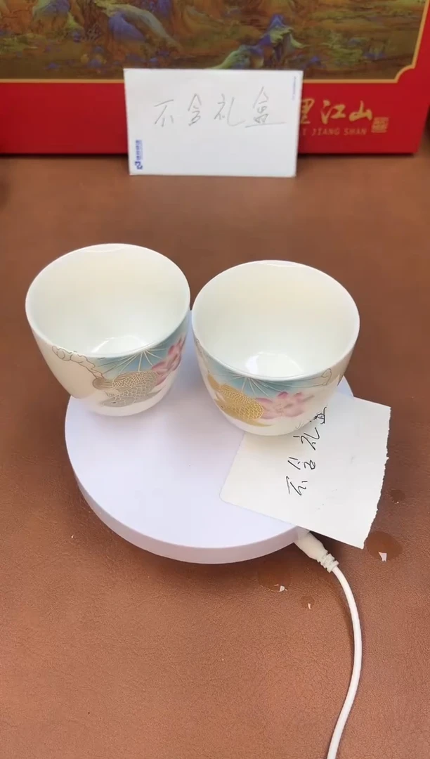 羊脂玉瓷鱼戏莲叶茶杯对杯