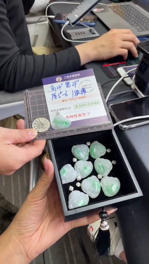 18K金镶嵌挂件翡翠白底青佛公FL22多样性发其一CP配链