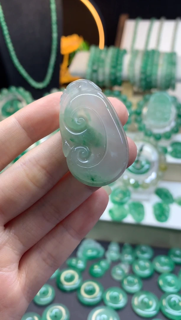 吊坠(不含链)未镶嵌石英质玉（非洲翠）如意放漏