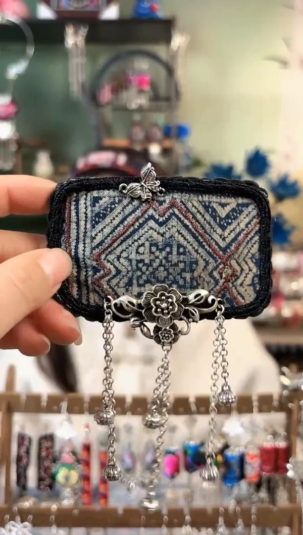 彩云南阁非遗老绣饰品566