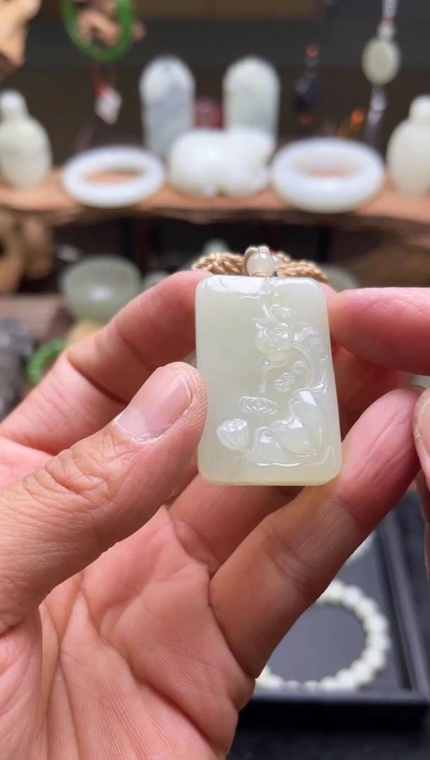 【闪购商品】和田玉吊坠未镶嵌于田荷花牌