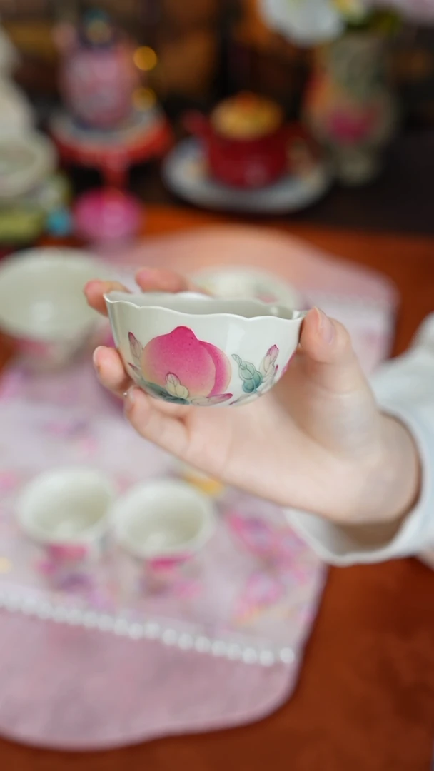 景德镇手工手绘雅圣粉彩花口杯