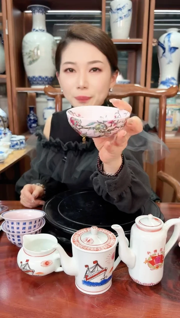 A13景德镇粉彩寿桃杯一只