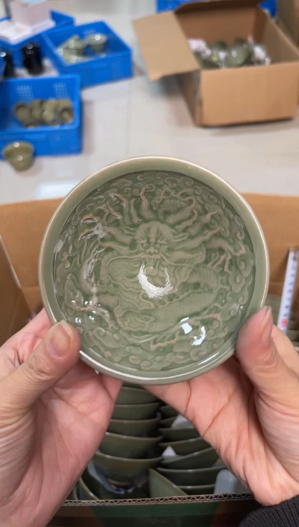 陶瓷秘色龙纹斗笠盏