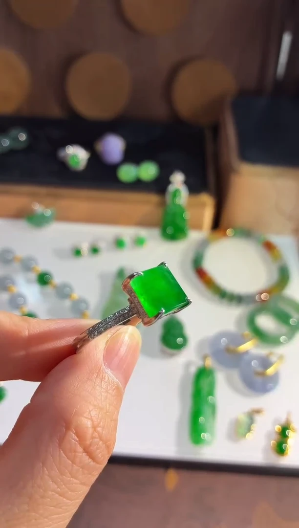 18K金镶嵌戒指翡翠戒指