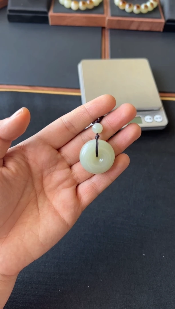 【闪购商品】和田玉吊坠(赠链)未镶嵌且末微色差迪克兰二细