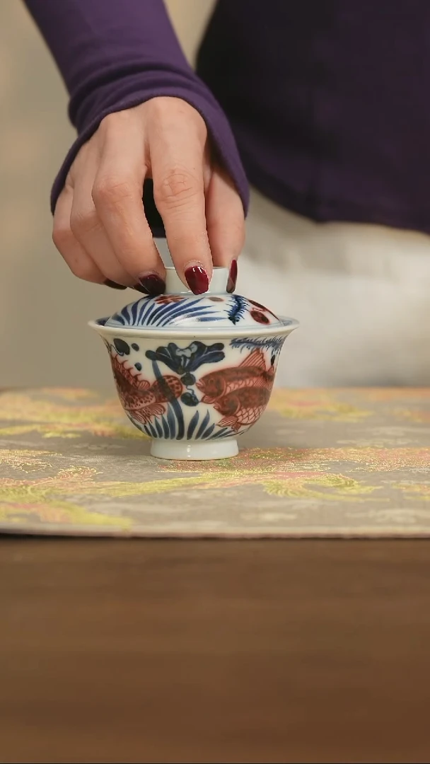 【闪购商品】景德镇手工青花釉里红鱼藻盖碗