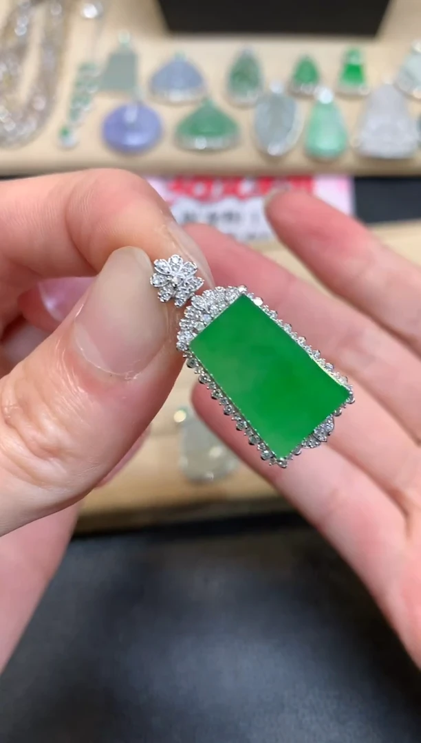 【闪购商品】翡翠颈饰18K金镶嵌无事牌【无服务费】