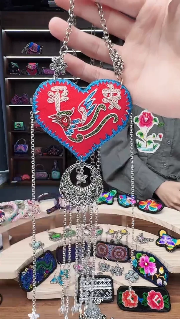 织绣42蒙阿苏苗绣传承店