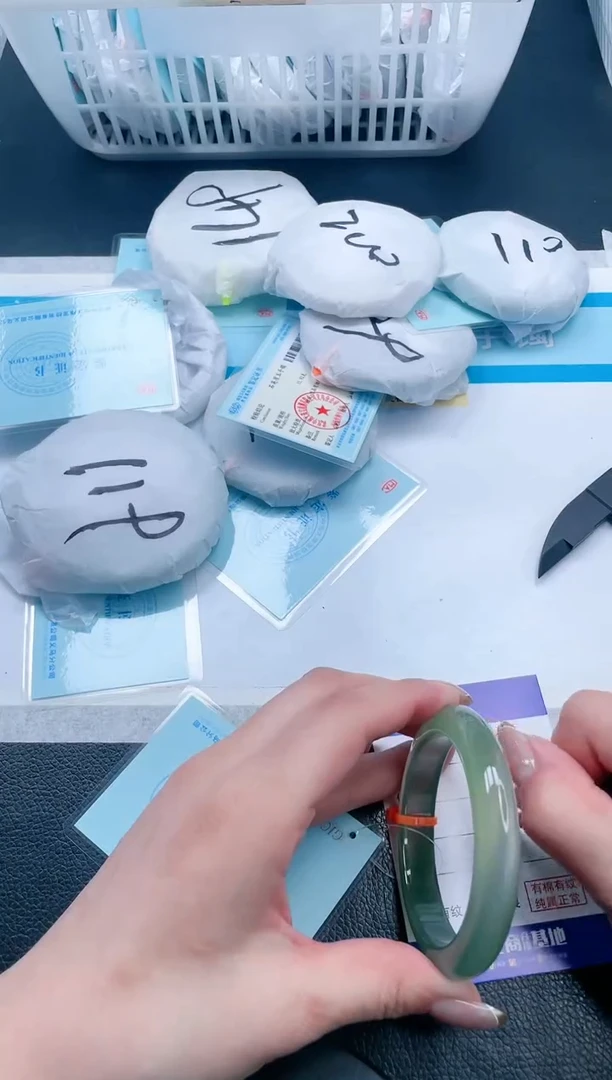 【闪购商品】石英质玉手镯未镶嵌22V281-55