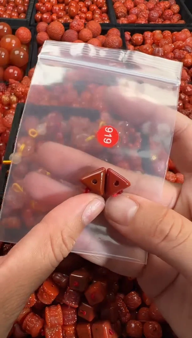 南红玛瑙未镶嵌颈饰1