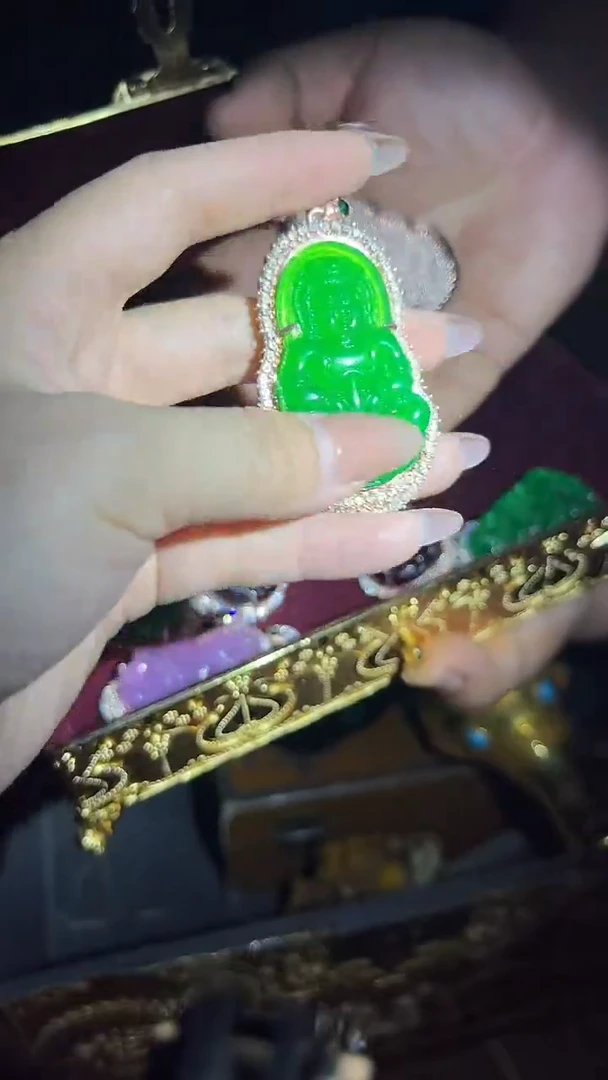 和田玉未镶嵌吊坠(不含链)观音吊坠.1件.其中一件给.不带盒