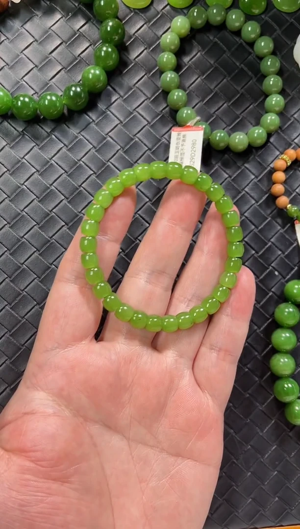 颈饰未镶嵌和田玉（碧玉）精品苹果绿单圈手串