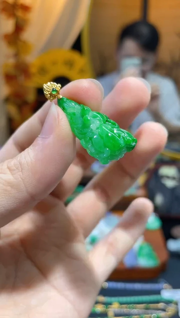 颈饰18K金镶嵌翡翠白菜