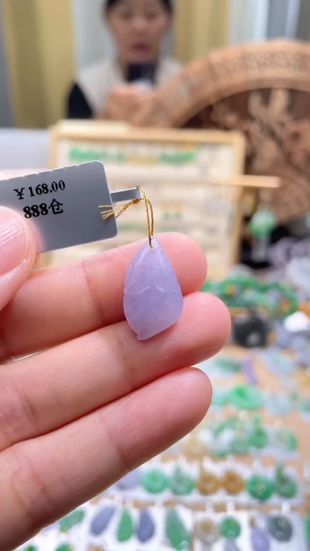 翡翠未镶嵌颈饰羽毛
