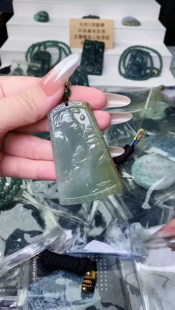 颈饰未镶嵌翡翠