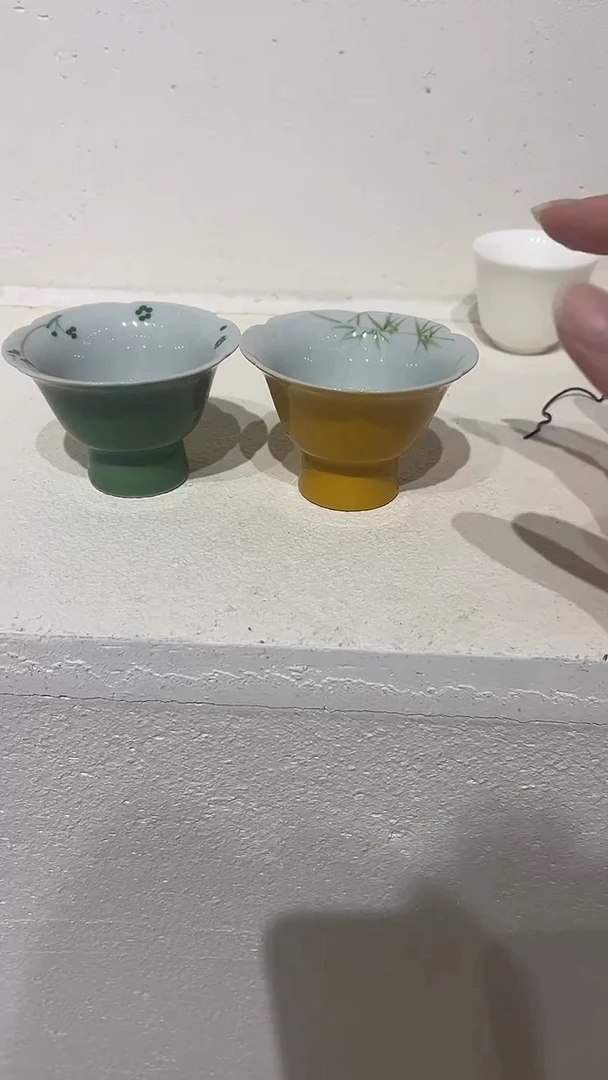 内绘花口高足对杯