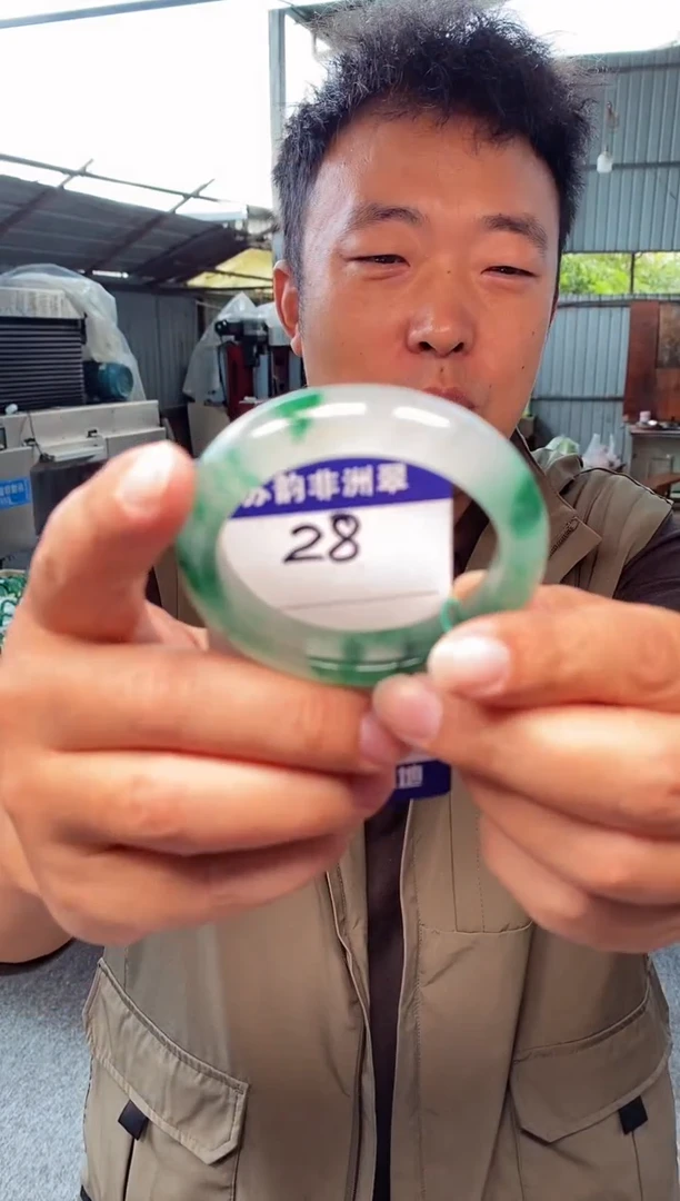 未镶嵌手镯石英质玉（非洲翠）53+