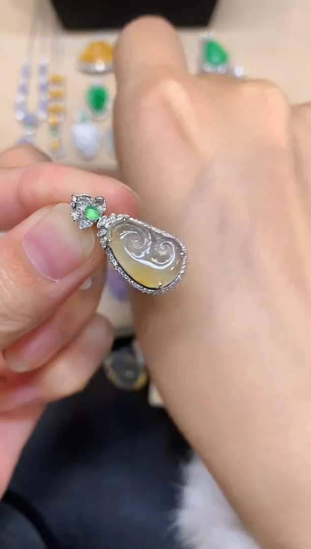 颈饰18K金镶嵌翡翠如意【无服务费