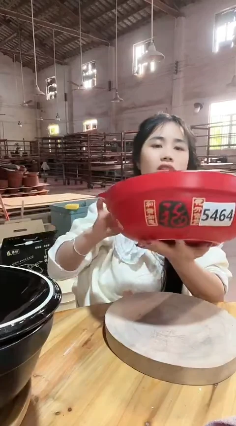 陶瑕疵红色浅堡不带盖不圆5464